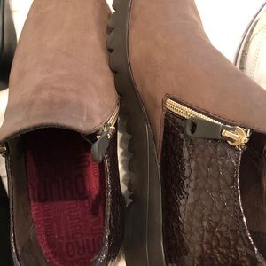 Several pairs of 7.5WW and 8WW shoes/sneakers.Quality leather and name brands.